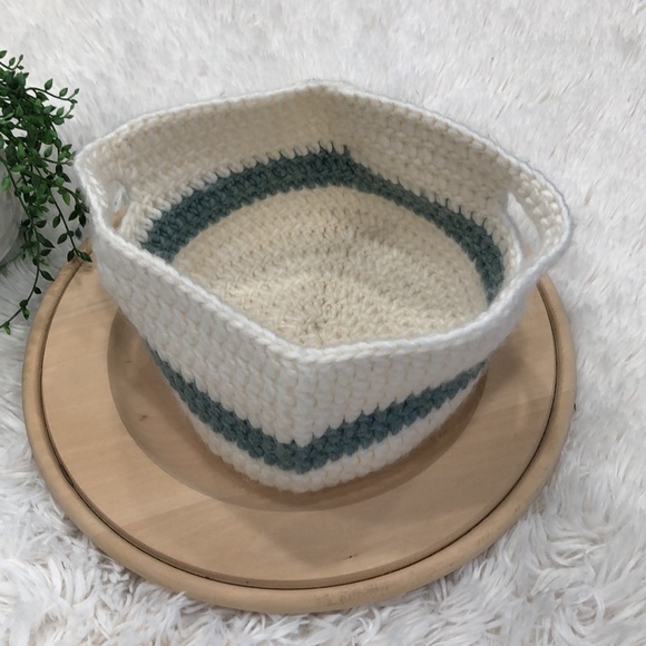 Crocheted basket/caddy - Picture 2 of 9